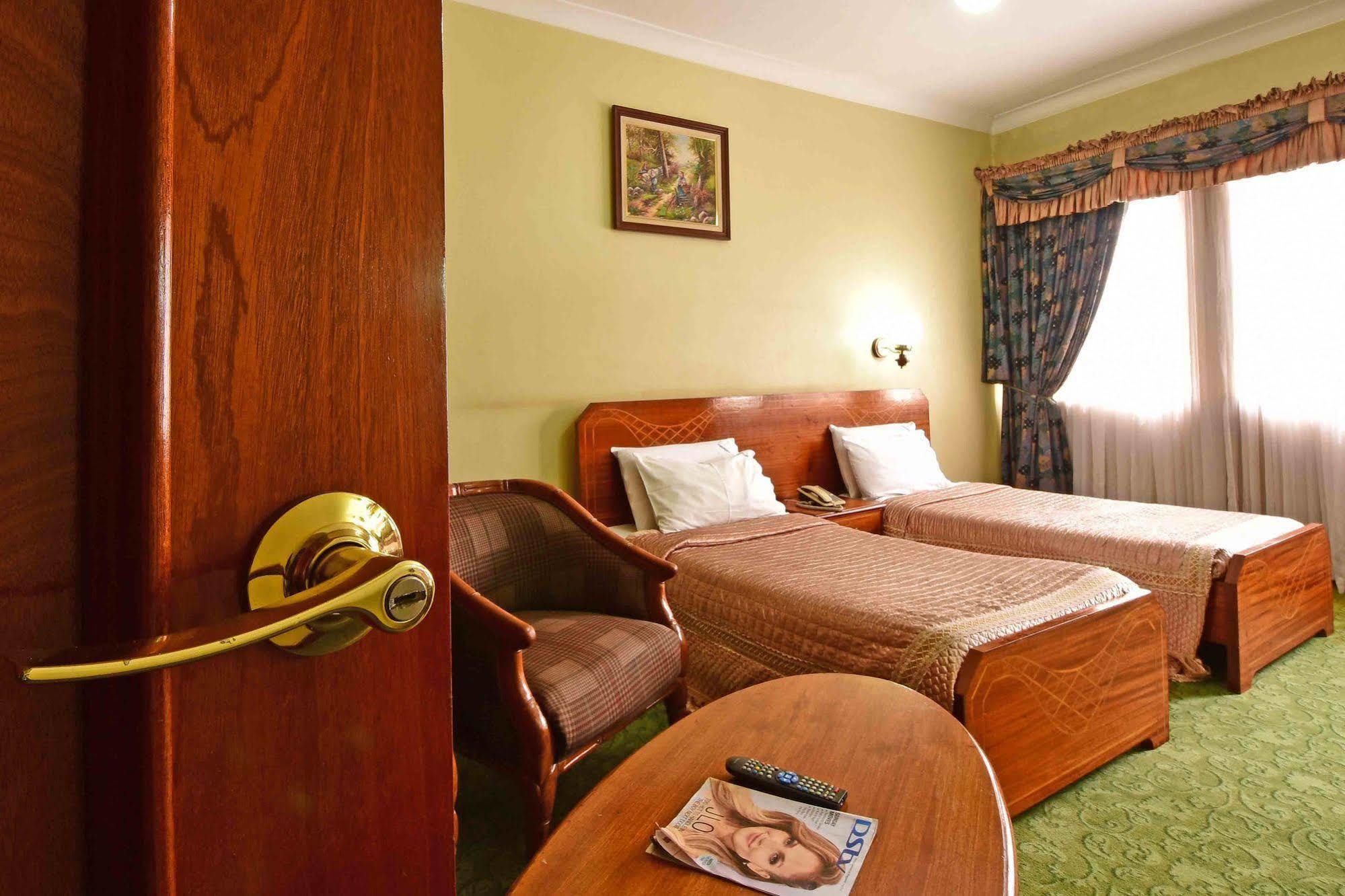 Grand Imperial Hotel Кампала Екстериор снимка